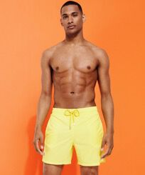 Ultraleichte und verstaubare Solid Badeshorts für Herren Mimose Vorderseite getragene Ansicht