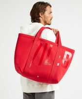 Große Unisex-Strandtasche aus Neopren Mohnrot Vorderseite getragene Ansicht