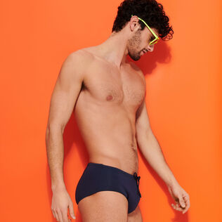 Bañador slip ajustado de color liso para hombre