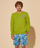 Maglione girocollo uomo in lana e cashmere Turtle Matcha vista frontale indossata