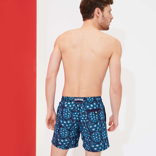 男士 2015 Inkshell 刺绣泳裤 - 限量版 Sapphire 背面穿戴视图