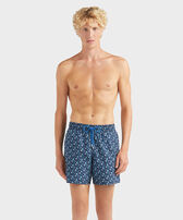 Pantaloncini mare uomo Micro Ronde Des Tortues Rainbow Paon vista frontale indossata