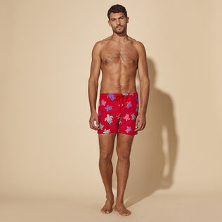 Men Swim Shorts Embroidered Tortue Multicolore - Limited Edition Moulin rouge vista frontale indossata