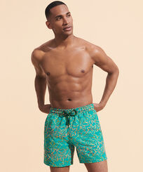 Pantaloncini da bagno uomo ricamati Raiatea - Edizione limitata Emerald vista frontale indossata
