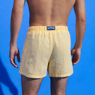 男士天然染色亚麻百慕大短裤 Genet 背面穿戴视图