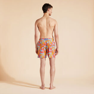 男士 Tahiti Flowers 游泳短裤 Santorini 背面穿戴视图