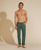 Pantaloni uomo a 5 tasche in gabardine di Tencel Pine vista frontale indossata