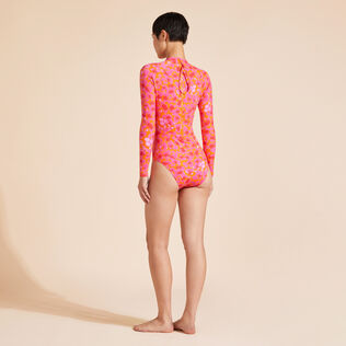 Camiseta de baño de una sola pieza con manga larga para mujer New Leopard Albaricoque vista trasera desgastada