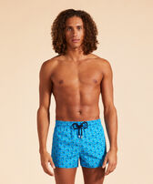 Kurze Micro Ronde Des Tortues Rainbow Badeshorts für Herren Hawaii blue Vorderseite getragene Ansicht