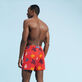 男士 Ronde des Tortues Multicolores 弹力游泳短裤 Poppy red 背面穿戴视图
