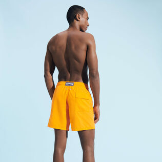 Bañador de color liso para hombre Zanahoria vista trasera desgastada