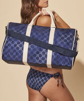 Sac de voyage 72H VBQ Monogram Bleu marine vue portée de face femme