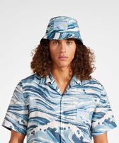 Cappello da pescatore unisex in cotone Wave - Vilebrequin x Maison Kitsuné Blu vista frontale indossata