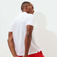 Polo en punto de lino de color liso para hombre Blanco vista trasera desgastada