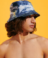 Cappello da pescatore unisex in lino Tie & Dye Blu marine vista frontale indossata