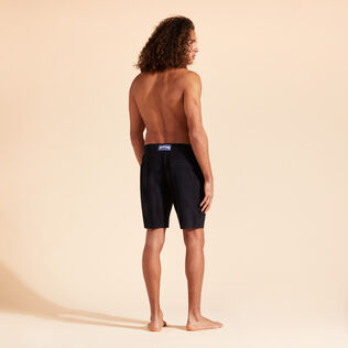 Solid Unisex-Bermudashorts aus Frottee Schwarz Rückansicht getragen