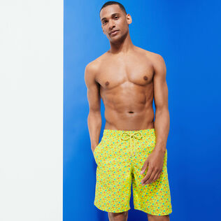 Costume da bagno uomo elasticizzato lungo Micro Tortues Rainbow Zenzero vista frontale indossata
