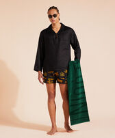 Solid Strandtuch aus Bio-Baumwolle Ivy Männer Vorderansicht getragen