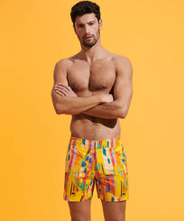 Bañador elástico con cintura plana y estampado Sunny Streets para hombre Sol vista frontal desgastada