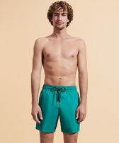 Ultraleichte und verstaubare Solid Badeshorts für Herren Emerald Vorderseite getragene Ansicht