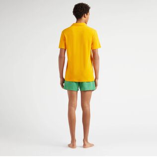 Polo en coton éponge organique homme uni Mangue vue portée de dos