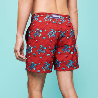Turtles Jewels Badeshorts mit Stickerei für Herren – Limited Edition Rot Rückansicht getragen