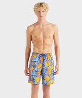 Lange Badeshorts mit Ronde Des Tortues-Logo für Herren Marrakech Vorderseite getragene Ansicht