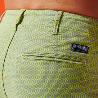 Bermuda chino uomo con stampa Micro Flowers Citronella dettagli vista 2