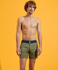 Color Block Stretch-Badeshorts mit flachem Bund für Herren Olivier Vorderseite getragene Ansicht