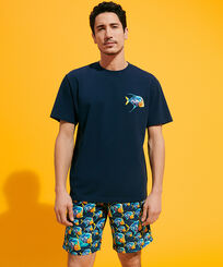 Camiseta de algodón orgánico con estampado Piranhas para hombre Azul marino vista frontal desgastada