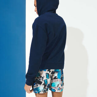 Sudadera con capucha con estampado LA/St. Tropez para hombre - Vilebrequin x Highsnobiety Azul marino vista trasera desgastada