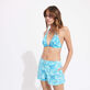 Pantaloncini da spiaggia donna elasticizzati Flowers Tie &Dye Blu marine vista frontale indossata