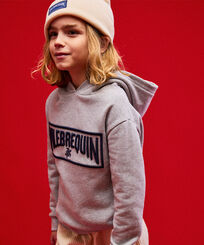 Besticktes Sweatshirt mit 3D-Logo für Jungen Graumeliert Vorderseite getragene Ansicht