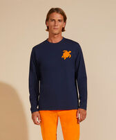 T-shirt uomo a maniche lunghe in cotone Turtle Patch Blu marine vista frontale indossata
