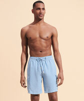 Einfarbige Leinen-Bermudashorts mit Cargotaschen für Herren Divine Vorderseite getragene Ansicht