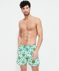 男士 Stars Gift 刺绣游泳短裤 - 限量版 Lagoon 正面穿戴视图