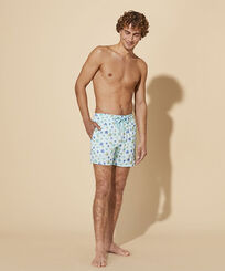 男士 Ronde des Tortues 刺绣游泳短裤 - 限量款 Thalassa 正面穿戴视图