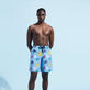Maillot de bain long homme Ronde des Tortues Multicolores Divin vue portée de face Maillot de bain long homme Ronde des Tortues Multicolores Divin vue portée de face