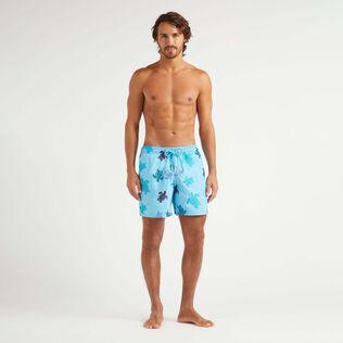 男士 Tortue Multicolore 刺绣游泳短裤 - 限量款 Santorini 正面穿戴视图