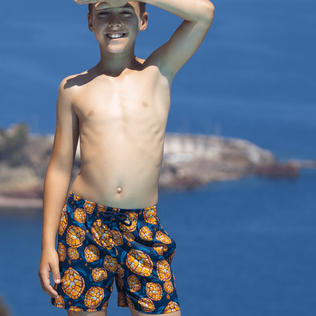 Carapaces Stretch-Badeshorts für Jungen Marineblau Vorderseite getragene Ansicht