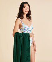Solid Strandtuch aus Bio-Baumwolle Ivy Frauen Vorderansicht getragen