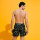 Naive Fish Badeshorts mit Stickerei für Herren – Limitierte Serie Marineblau Rückansicht getragen