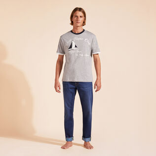 Camiseta de algodón con estampado Sail teñido en hilo para hombre Gris jaspeado vista frontal desgastada