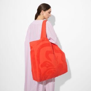 Strandtasche aus Bio-Baumwolle für Damen – Vilebrequin x Ines de la Fressange Mohnrot Vorderseite getragene Ansicht