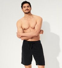 Solid Bermudashorts für Damen und Herren Schwarz Männer Vorderansicht getragen