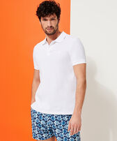 Polo de piqué de algodón orgánico liso para hombre Blanco vista frontal desgastada