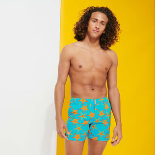 Starfish Dance Stretch-Badeshorts mit flachem Bund für Herren Curacao Vorderseite getragene Ansicht