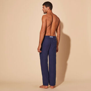 Men Linen Pants Solid Azul marino vista trasera desgastada
