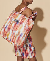 Borsa da spiaggia unisex in lino Ikat Flowers Multicolore uomini vista indossata frontale