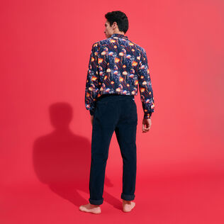Pantalones de chándal de pana de líneas grandes de color liso para hombre Azul marino vista trasera desgastada